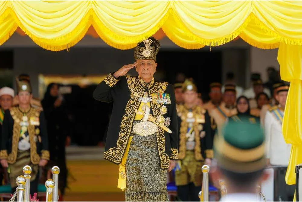 Sultan Kedah memeriksa kawalan kehormatan Batalion Kedua Rejimen Askar Melayu diRaja sempena Istiadat perasmian pembukaan Dewan Undangan Negeri Kedah, Mesyuarat Pertama Penggal Keempat Dewan Undangan Negeri Ke-15 di Wisma Darul Aman pada Isnin.