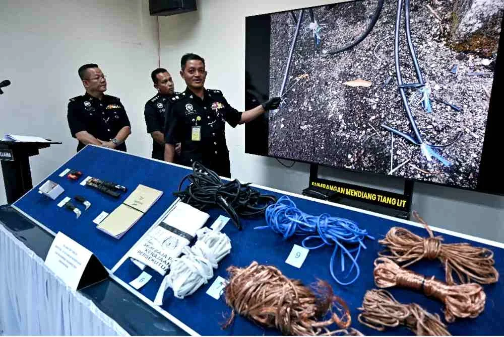 Sarudin (kiri), bersama pegawainya menunjukkan tembaga yang dirampas dalam serbuan pada sidang media di Ibu Pejabat Polis Daerah Selama, pada Isnin. Foto Bernama