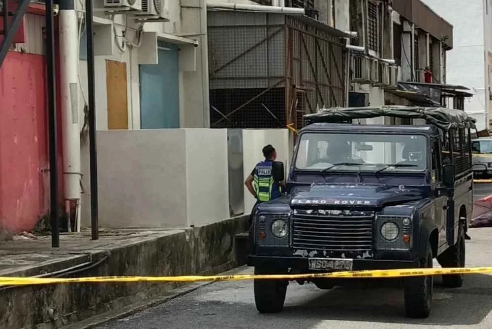 Lokasi kejadian di mana seorang lelaki ditemui maut berdekatan premis hotel di Sungai Petani pada Isnin.