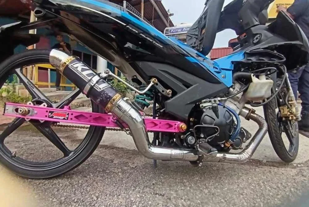 Motosikal yang diubah suai secara ekstrem disita JPJ pada Ahad.