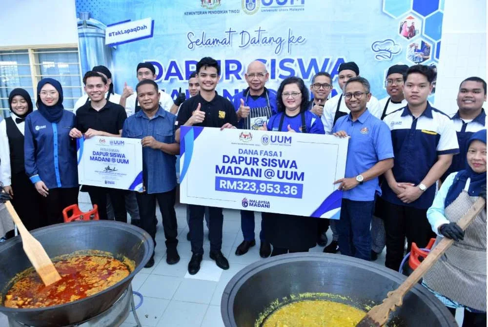 Dr Azlinda menyampaikan cek fasa pertama berjumlah RM323,953.36 bagi memulakan pelaksanaan Dapur Siswa MADANI@UUM.