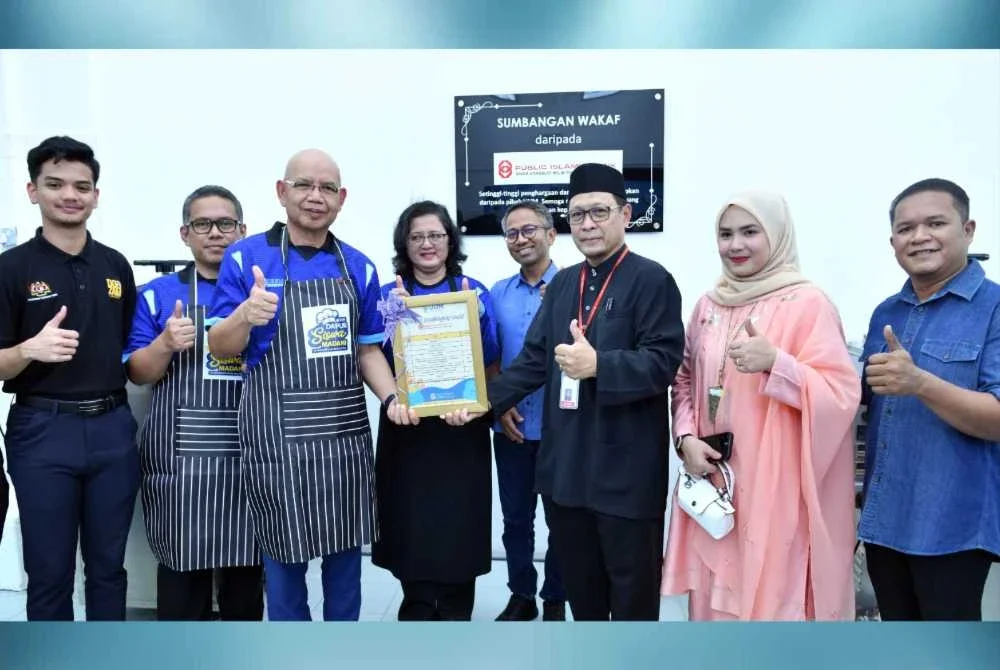 Dr Azlinda dan Dr Ahmad Martadha menerima beberapa sumbangan wakaf untuk program Dapur Siswa MADANI@UUM dari Pengurus Public Bank Cawangan Changlun, Baharin Basir.