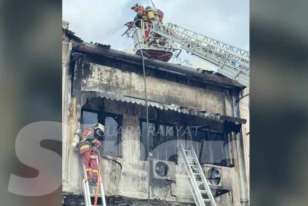 Anggota bomba giat memadamkan api dan menjalankan operasi menyelamat.