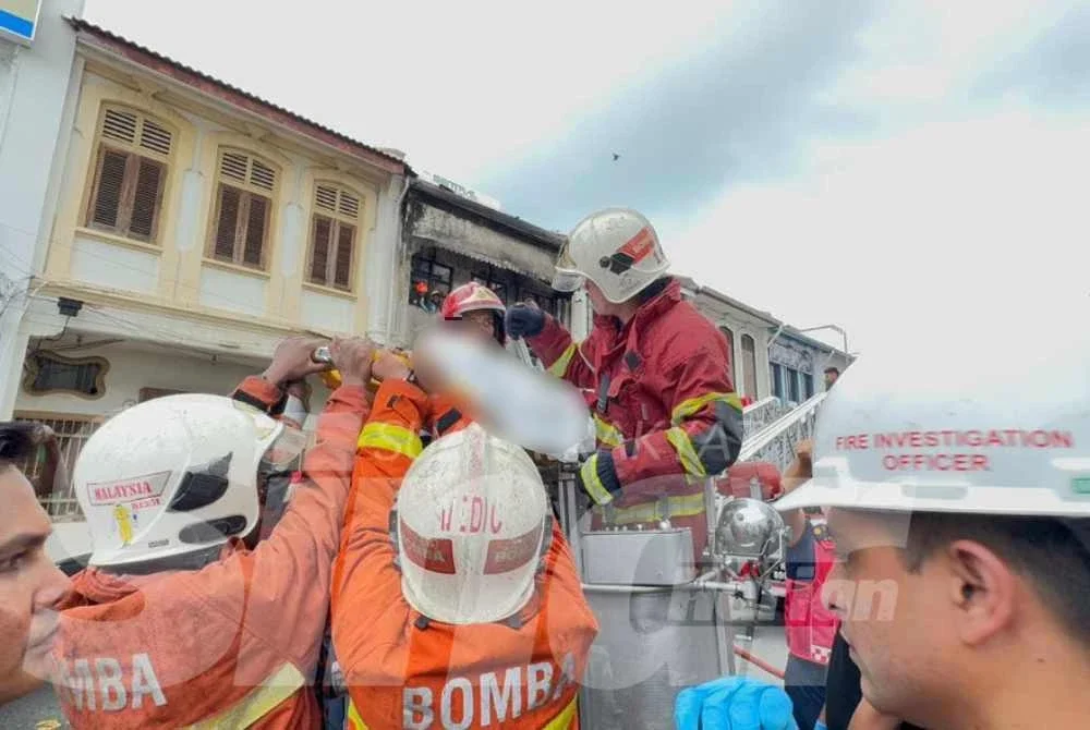 Mayat mangsa diserahkan kepada pihak polis untuk tindakan lanjut sebelum dibawa ke hospital bagi proses bedah siasat.