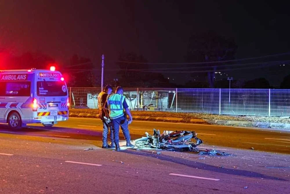 Motosikal mangsa remuk akibat kemalangan di Jalan UMS berhadapan MIni Putrajaya, Kota Kinabalu.