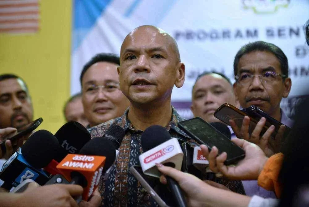 Menteri Perdagangan Dalam Negeri dan Kos Sara Hidup, Datuk Armizan Mohd Ali ditemui pemberita selepas merasmikan Program Sentuhan Kasih dan Jualan RAHMAH MADANI, malam ini. Foto Bernama 