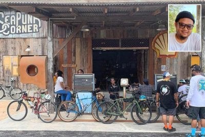 Pelanggan daripada pelbagai latar belakang hadir menikmati sarapan pagi dalam suasana santai dan unik di Sea Punk Corner yang beroperasi di Seberang Takir, Kuala Nerus, Terengganu. - Gambar kecil (Mohd Fakrie)