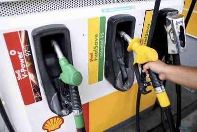 Situasi kenaikan harga bahan api sekarang ini dilihat merunsingkan kepada sebahagian besar rakyat Malaysia.. Gambar hiasan Bernama
