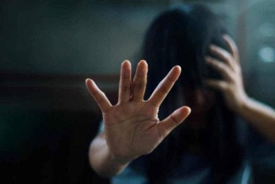 Isu penderaan kewangan tidak boleh ditangani secara bersendirian. Gambar hiasan