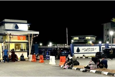 Ibu bapa kepada 34 pelajar sekolah yang ditahan pada Ahad selepas menyeberangi Sungai Golok dari Thailand ke Rantau Panjang melalui pangkalan haram untuk ke sekolah menunggu anak-anak di hadapan IPD Pasir Mas dimana mereka dibebaskan dengan jaminan polis jam 11.30 pada Ahad. 