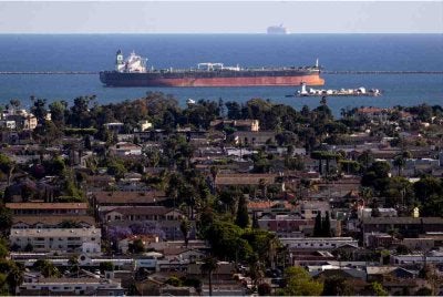 Sebuah kapal tangki minyak mentah berdaftar di Liberia berlabuh di luar pesisir pantai Long Beach pada 11 April 2026. Foto AFP