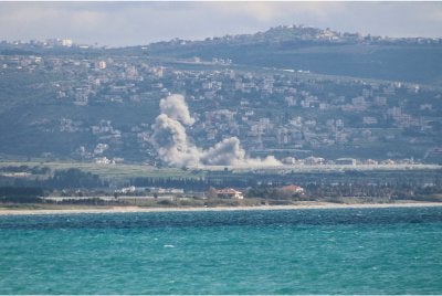 Gambar yang diambil dari kawasan Tyre menunjukkan asap berkepul dari lokasi serangan udara Israel di kampung Qlaileh, selatan Lubnan pada 12 April 2026.