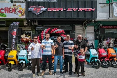 Mohamed Izwan (tengah) menyempurnakan pelancaran cawangan GGR X EV Ipoh di Medan Bercham Bistari, Ipoh pada Ahad.