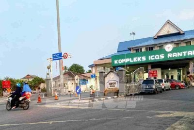 Tinjauan Sinar Harian di lokasi sekitar jam 6.45 pagi mendapati pelajar sekolah yang tinggal di sebelah Thailand tetapi bersekolah di sini kerana mempunyai MyKad mulai masuk ke sini bersama ahli keluarga untuk ke sekolah.
Foto:SINAR HARIAN/HAZELEN LIANA KAMARUDIN