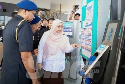 Fuziah (kanan) ketika tinjauan pematuhan larangan penjualan dan pembelian Petrol RON95 di Petronas Tok Adis di Kuala Terengganu pada Isnin.