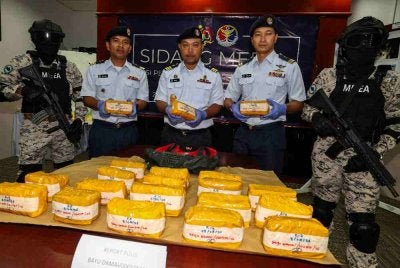Mohd Najib (tengah) menunjukkan dadah jenis syabu yang dirampas bernilai RM1 juta di pantai Batu Layar, di perairan Johor Timur, di sini pada 8 April lepas ketika sidang media di Zon Maritim Tanjung Sedili, pada Isnin. Foto Bernama 