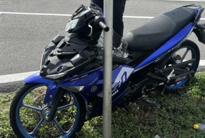 Motosikal ditunggang mangsa mengalami kerosakan selepas terlibat dalam kemalangan di Kilometer 48, Jalan Persekutuan di Sabak Bernama pada Ahad.