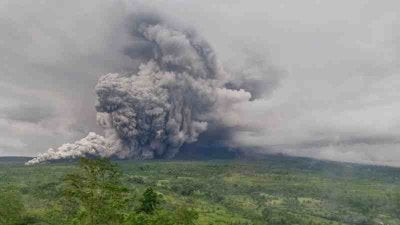 Gunung Semeru di Indonesia yang terletak di sempadan Kabupaten Lumajang dan Malang di Jawa Timur, meletus beberapa kali pada Isnin.