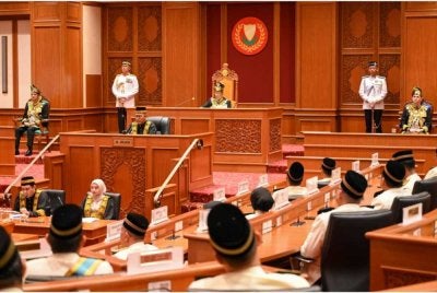 Sultan Kedah bertitah pada Istiadat Perasmian Persidangan Dewan Undangan Negeri Kedah, Mesyuarat Pertama, Penggal Keempat, Dewan Undangan Negeri (DUN) Kedah Ke-15 di Wisma Darul Aman pada Isnin.