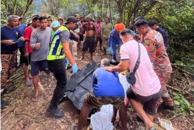 Anggota bomba dan APM membantu mengangkat mayat mangsa untuk dibawa ke hospital menggunakan kenderaan polis.