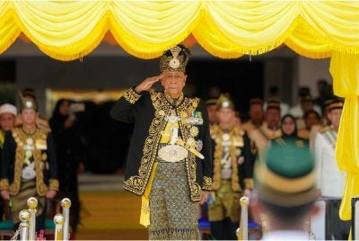 Sultan Kedah memeriksa kawalan kehormatan Batalion Kedua Rejimen Askar Melayu diRaja sempena Istiadat perasmian pembukaan Dewan Undangan Negeri Kedah, Mesyuarat Pertama Penggal Keempat Dewan Undangan Negeri Ke-15 di Wisma Darul Aman pada Isnin.