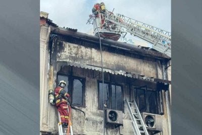 Anggota bomba sedang melakukan operasi pemadaman di lokasi kejadian.