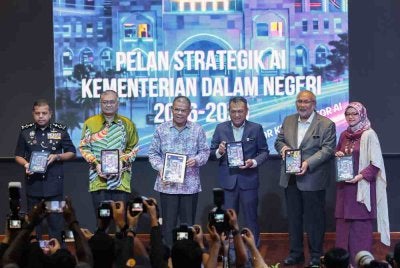 Saifuddin Nasution (tiga dari kiri), pada Perhimpunan Bulanan Kementerian Dalam Negeri (KDN) bagi bulan April 2026 di Auditorium Setia Perkasa, Kompleks Setia Perkasa, pada Isnin.
Turut kelihatan, Timbalan Menteri Dalam Negeri, Datuk Seri Dr Shamsul Anuar Nasarah (dua dari kiri); Ketua Setiausaha Kementerian Dalam Negeri, Datuk Dr Awang Alik Jeman (tiga dari kanan) dan Timbalan Ketua Polis Negara, Tan Sri Ayob Khan Mydin Pitchay (kiri). Foto Bernama