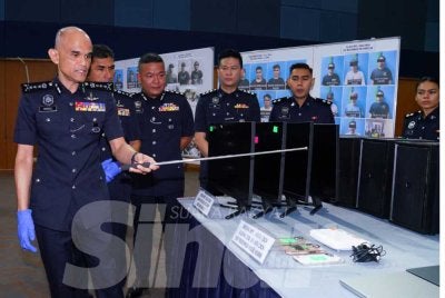 Shazeli menunjukkan barangan yang dirampas menerusi siri operasi dijalankan.