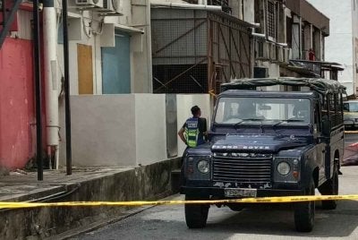 Lokasi kejadian di mana seorang lelaki ditemui maut berdekatan premis hotel di Sungai Petani pada Isnin.