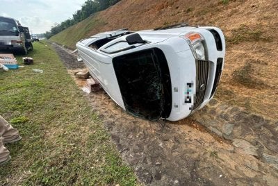 Van NGO yang membawa puluhan kucing dan anjing terbabit kemalangan Lebuhraya Utara-Selatan, Rembau pada Ahad.. - FOTO: Polis