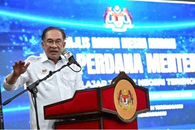 Anwar berucap pada Majlis Ramah Mesra MADANI Pelajar Tahfiz Negeri Terengganu di Sekolah Menengah Imtiyaz Yayasan Terengganu, pada Isnin. Foto Bernama