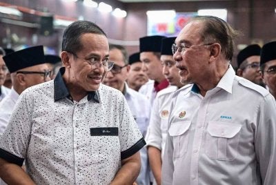  Perdana Menteri, Datuk Seri Anwar Ibrahim (kanan) bercakap sesuatu dengan Menteri Besar Terengganu, Datuk Seri Dr Ahmad Samsuri Mokhtar (kiri) pada Majlis Ramah Mesra MADANI Pelajar Tahfiz Negeri Terengganu di Sekolah Menengah Imtiyaz Yayasan Terengganu hari ini. Foto Bernama 