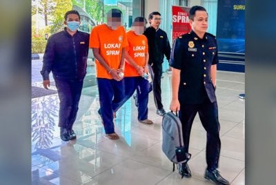 Seorang pegawai dan seorang anggota polis direman untuk membantu siasatan kes rasuah RM10,000 sebagai balasan melepaskan empat pekerja rumah urut yang disyaki menggunakan pas lawatan sosial. Foto SPRM
