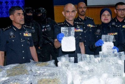 Ketua Polis Selangor, Datuk Shazeli Kahar (tengah), menunjukkan dadah yang dirampas pada sidang media berkaitan kejayaan anggota polis menumpaskan sindiket pengedaran dadah jenis syabu dan bunga ganja serta kes komersial dengan anggaran nilai rampasan keseluruhan melebihi RM3 juta di Ibu Pejabat Polis Kontinjen Selangor, hari ini. Foto Bernama 