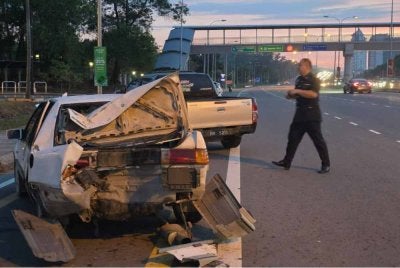 Keadaan kenderaan yang terbabit dalam kemalangan di Jalan UMS, Kota Kinabalu pada pagi Isnin.