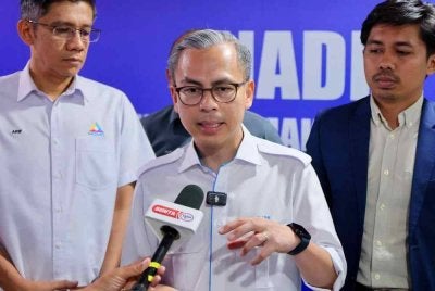  Menteri Komunikasi, Datuk Fahmi Fadzil bercakap pada sidang media selepas menyampaikan watikah pelantikan kepada pengerusi panel penasihat Pusat Sebaran Maklumat Nasional (NADI) bagi Negeri Terengganu di siini, hari ini. Foto Bernama 