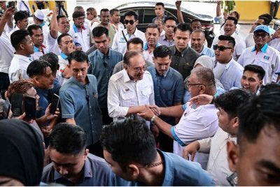 Perdana Menteri merangkap Presiden Parti Keadilan Rakyat Datuk Seri Anwar Ibrahim (tengah) bersalaman bersama ahli PKR pada Mini Konvensyen PKR Peringkat Negeri Terengganu di Terengganu Equestrian Resort hari ini.- Bernama