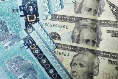 Pada jam 6 petang, ringgit di paras 3.9735/9805 berbanding dolar AS daripada 3.9625/9680 pada penutup Jumaat lepas. Gambar hiasan