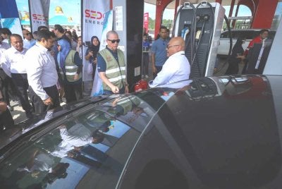 Fadillah ketika melawat Stesen Pelbagai Bahan Api Petroleum Sarawak (Petros) Darul Hana di Petra Jaya pada program Petra Skuad Zon Sarawak, pada Isnin. Foto Bernama