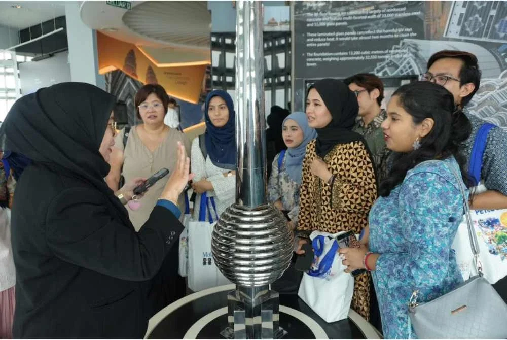 Pengamal media dibawa menyertai pengalaman berpandu di Petrosains dan Petronas Twin Towers SkyXperience.