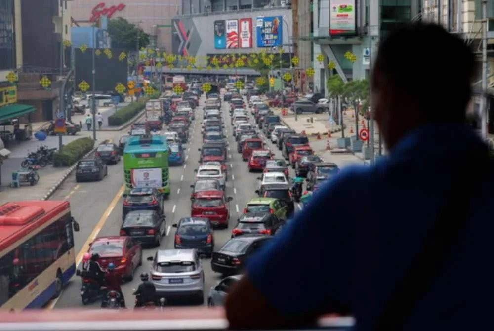 Jika sebahagian pekerja tidak perlu hadir ke pejabat setiap hari, jumlah kenderaan di jalan raya pasti berkurang. Gambar hiasan
