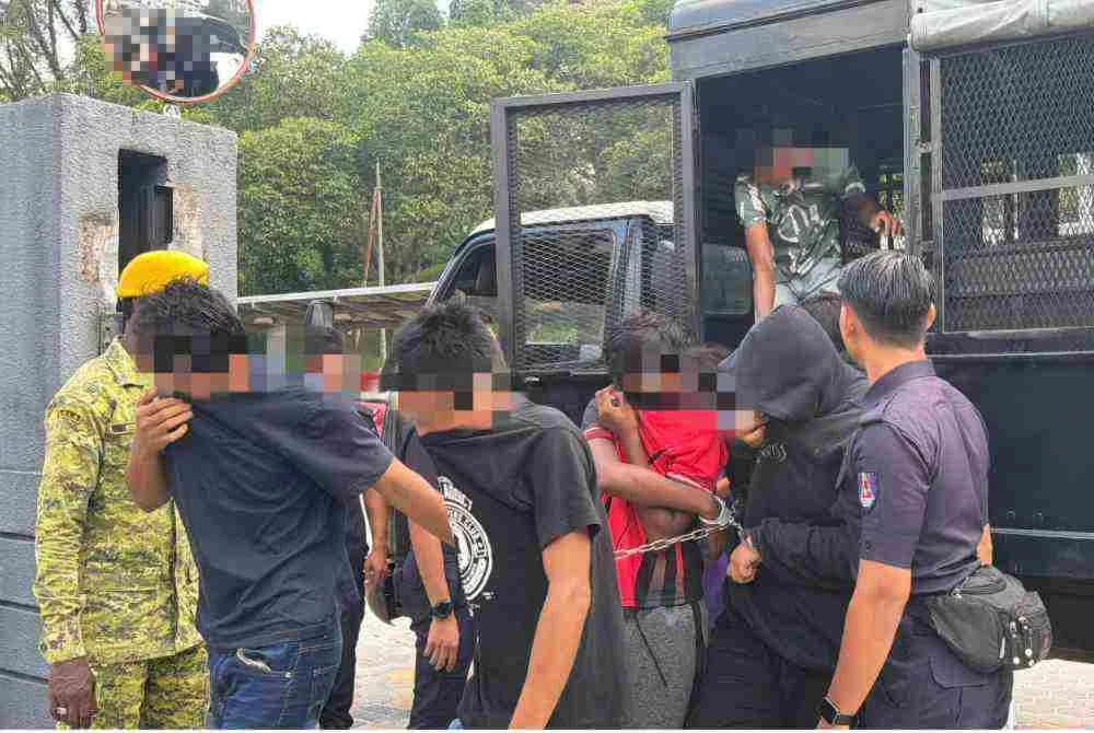Beberapa pelajar yang terlibat pergaduhan depan sebuah sekolah di Bandar Selesa Jaya dibawa ke Mahkamah Majistret Johor Bahru pada Selasa.