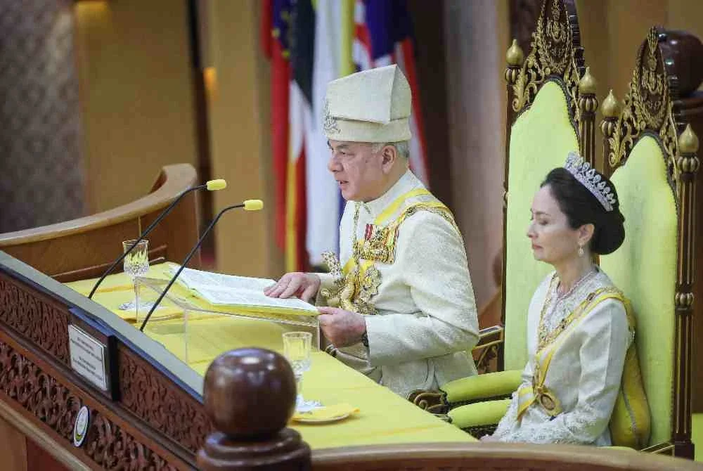 Sultan Nazrin Shah berkenan menyampaikan titah pada perasmian Istiadat Pembukaan Rasmi Tahun Keempat Persidangan Dewan Undangan Negeri (DUN) Perak Ke-15 di Bangunan Perak Darul Ridzuan hari ini. Foto: Bernama