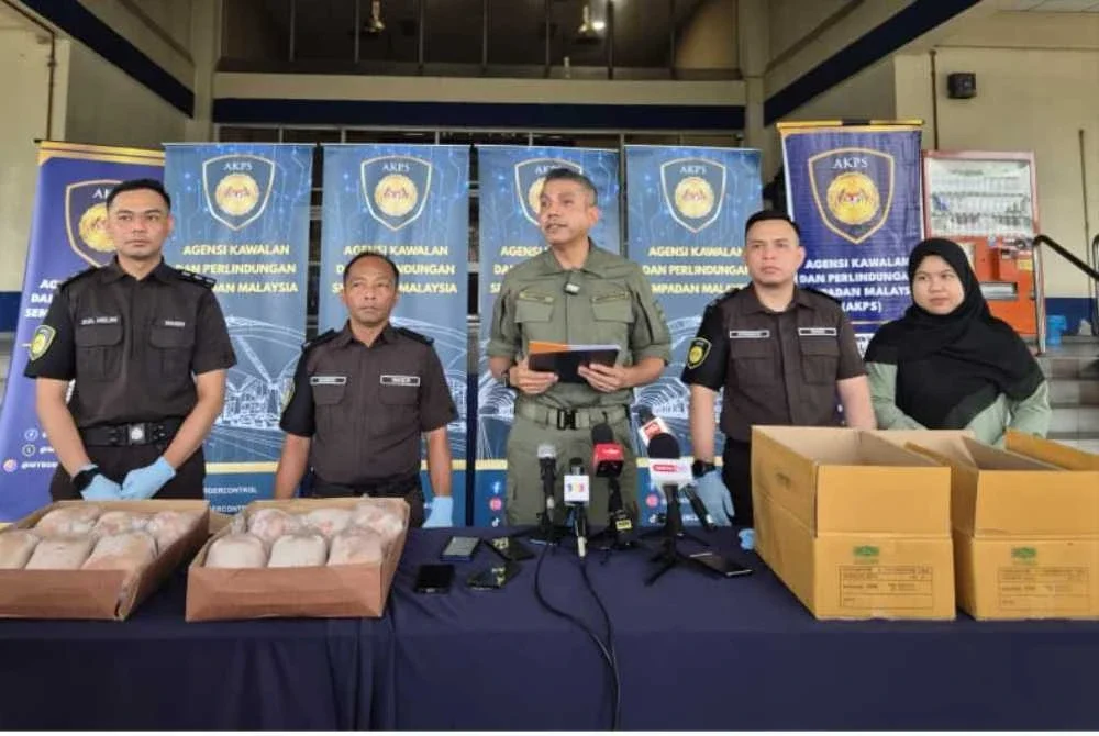 Nik Ezanee (tengah) ketika sidang akhbar di Wisma Jabatan Kastam Diraja Malaysia (JKDM) Pelabuhan Utara pada Selasa.