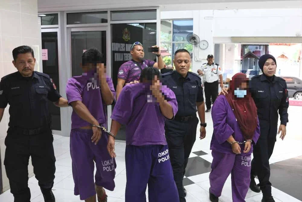 Tiga individu termasuk bapa angkat kepada seorang kanak-kanak berusia tiga tahun sembilan bulan yang maut disyaki akibat didera dibawa ke mahkamah pada Selasa untuk permohonan reman.