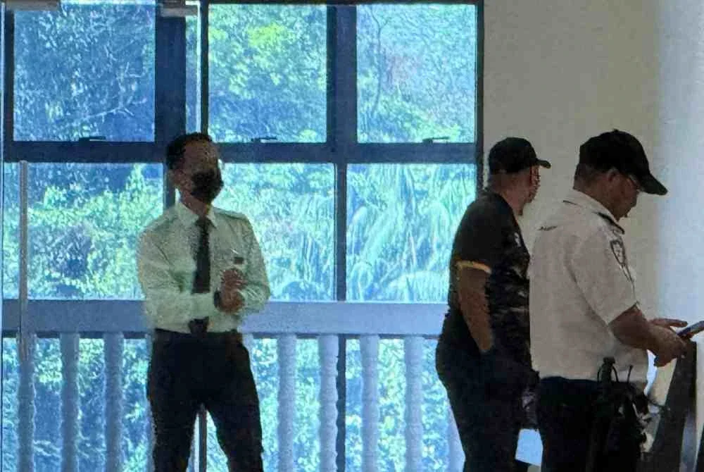 Saksi (kiri) ketika hadir ke Mahkamah Koroner, Kota Kinabalu.