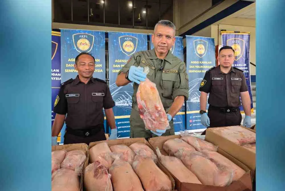 Nik Ezanee menunjukkan antara daging sejuk beku yang dirampas.