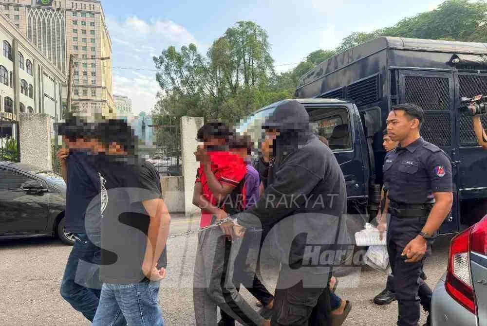 Beberapa pelajar yang terlibat pergaduhan depan sebuah sekolah di Bandar Selesa Jaya dibawa ke Mahkamah Majistret Johor Bahru pada Selasa.