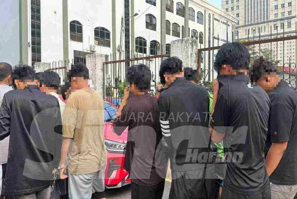 Beberapa pelajar yang terlibat pergaduhan depan sebuah sekolah di Bandar Selesa Jaya dibawa ke Mahkamah Majistret Johor Bahru pada Selasa.