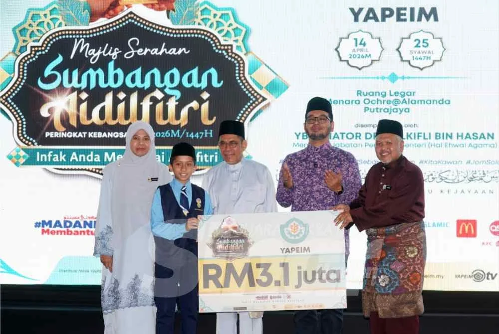 Zulkifli bersama Pengerusi Lembaga Pemegang Amanah YAPIEM, Abdul Khudus Mohd Naaim menyampaikan sumbangan RM3.1 juta pada majlis Serahan Sumbangan Aidilfitri yang diadakan di Ibu Pejabat YAPIEM pada Selasa.